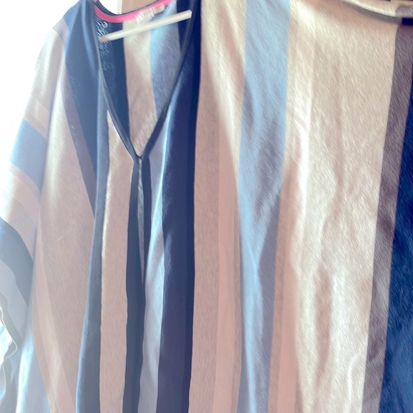 Isaac Mizrahi live! Poncho fit sweater. One size fits most. (Runs larger) - Picture 3 of 7